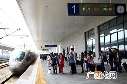 嘉善高铁站在哪里,怎么走嘉善火车站跟动车站是一个地方么？