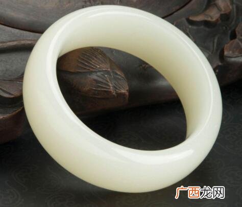 什么是汉白玉它是玉的一种吗,汉白玉与白石有啥区别？