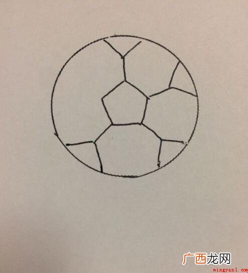 足球简笔画怎么画