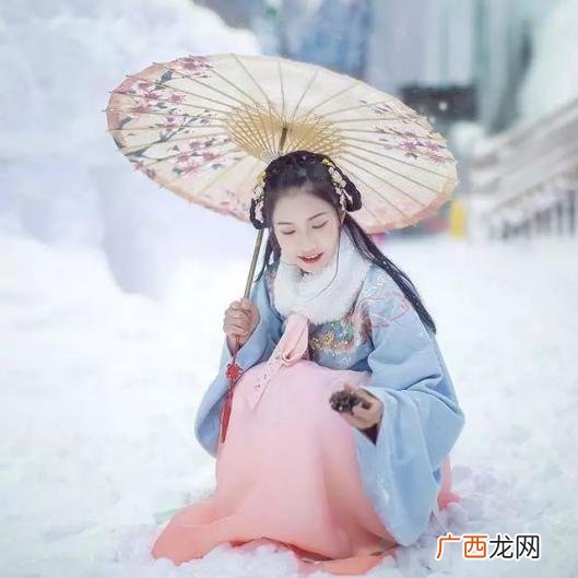 披肩和斗篷的区别,斗篷和披风有什么区别？