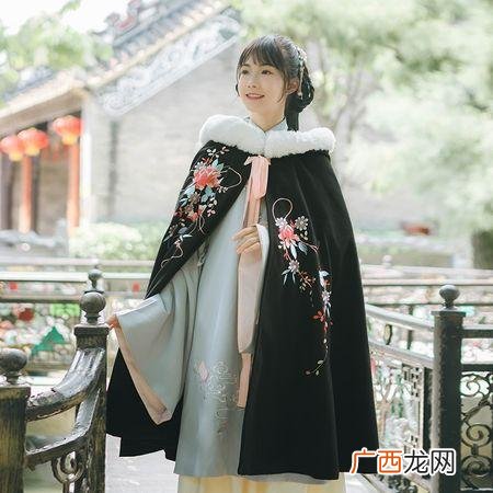 披肩和斗篷的区别,斗篷和披风有什么区别？