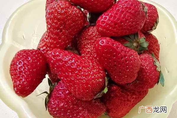 螃蟹可以和草莓一起吃吗