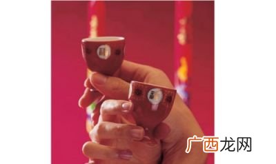 什么叫小交杯,为啥结婚要和交杯酒？