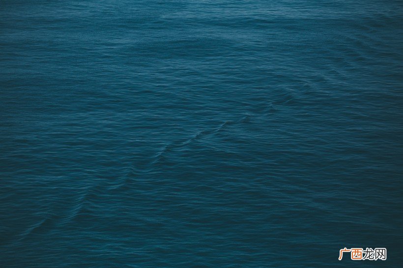 海面是平的吗,海是一片平的吗？