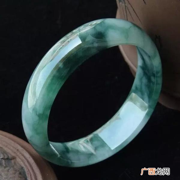 翡翠手镯的糯种是什么意思啊,糯种手镯戴多久会变润？