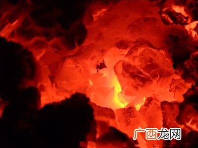 炉中煤的燃烧象征意义是什么,郭沫若《炉中煤》一诗运用的主要写作手法有？