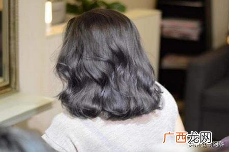 前长后短的短发发型女,过渡期发型完美蜕变，从短发美到马尾？