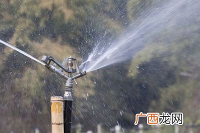 什么叫人工降雨,人工降雨表面物理化学解释？
