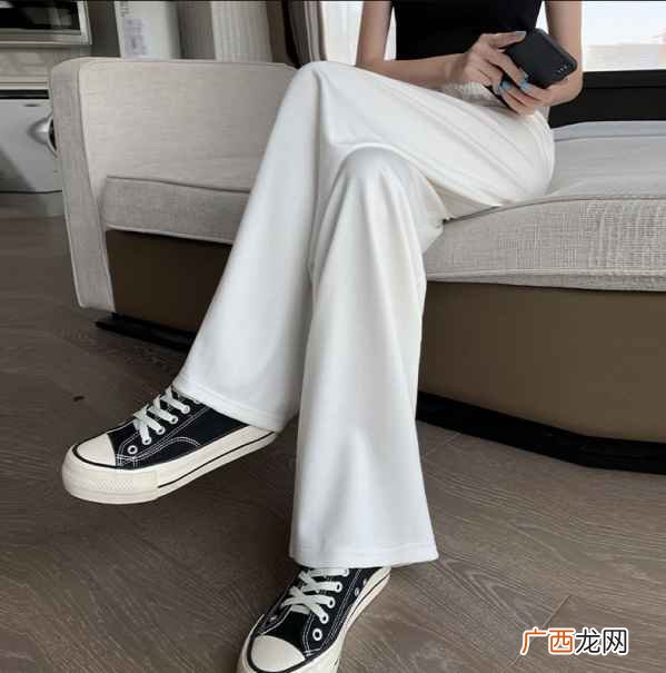 白色裤子搭配什么颜色上衣好看,乳白色的裤子搭什么衣服？