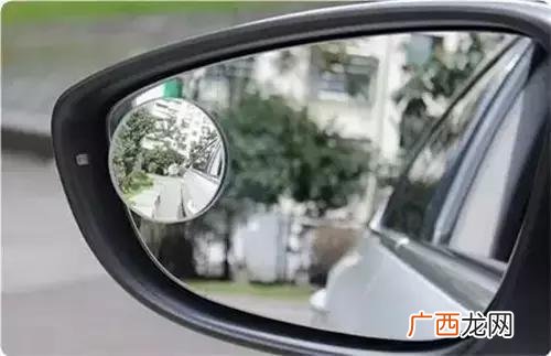 轿车的后视镜是什么镜,汽车后视镜是凸透镜吗？