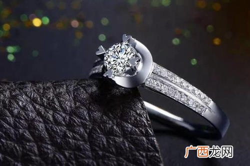 白金和黄金哪个对身体有好处,性别男，想买条项链，不知道铂金和黄金哪个更合适，不想太显。皮肤较白。不知道要不要坠子？
