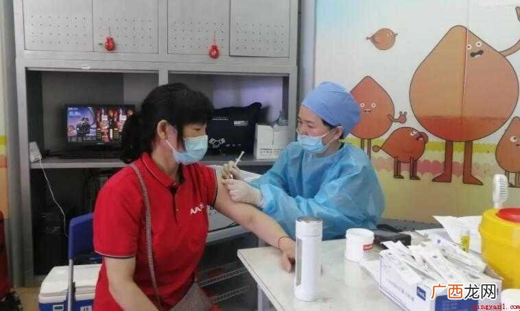 新冠疫苗可以分两个地方打吗