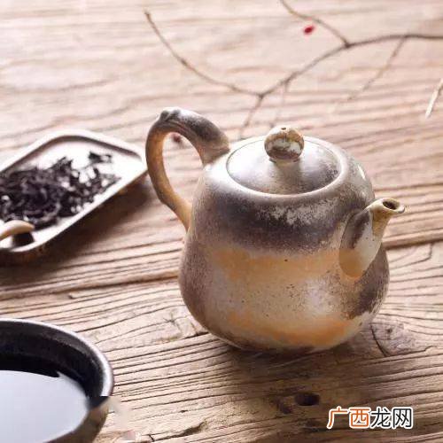 茶壶嘴对着哪里放才对,倒水后，茶壶嘴为什么不能对着别人？