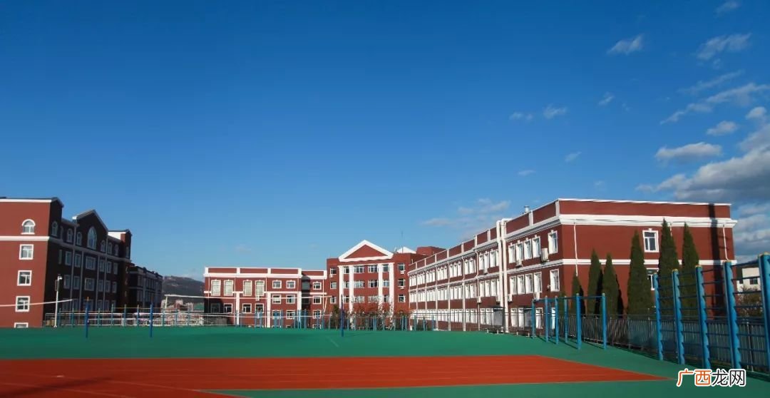大连红旗高中如何,大连红旗高中住校标准？