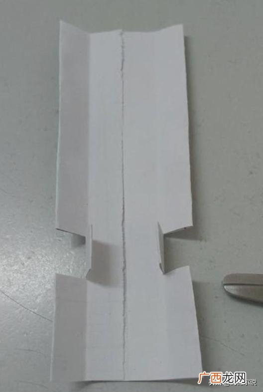 怎么用纸折小刀,手工折纸—如何用纸来折小刀？