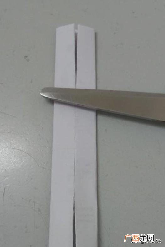 怎么用纸折小刀,手工折纸—如何用纸来折小刀？