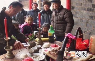 烧香贡品摆几个怎么放,过年桌上摆贡品放几个贡馍？