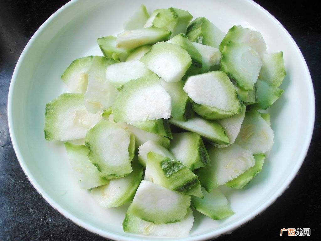 丝瓜怎么切丝,丝瓜快速削皮的窍门是什么？