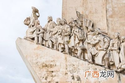 峥嵘岁月什么意思,忆往昔峥嵘岁月稠“峥嵘”“稠”什么意思？