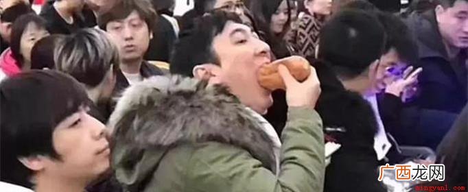王思聪:你们别再发我吃热狗的照片了行吗 王思聪吃热狗什么梗是什么梗