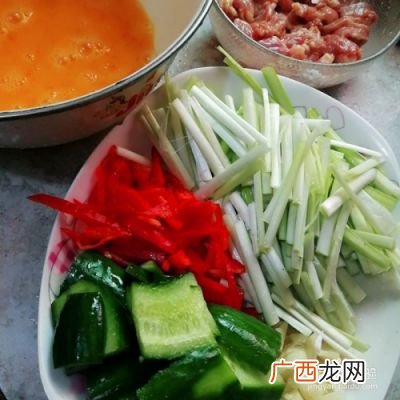 海带炒瘦肉的家常做法,海带根炒肉的做法？