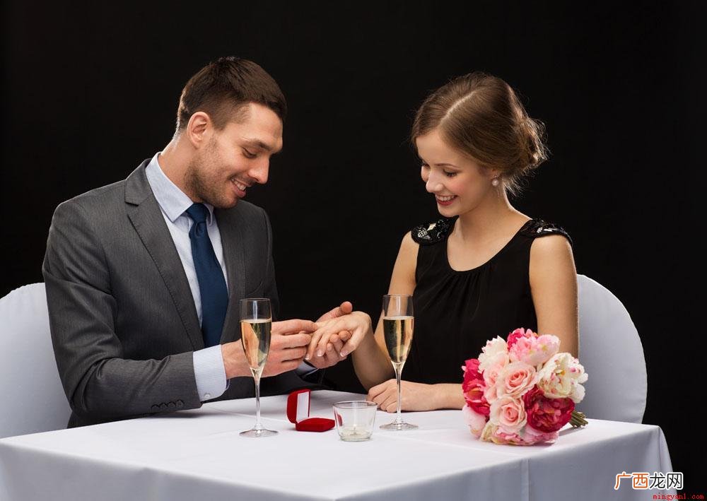 右手戴戒指有表露自信、订婚、已婚等意思,右手不同 右手戴戒指的含义是什么