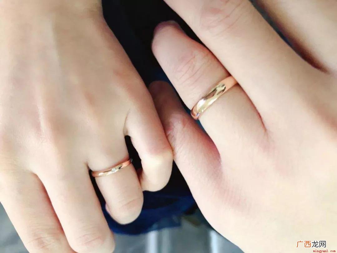 右手戴戒指有表露自信、订婚、已婚等意思,右手不同 右手戴戒指的含义是什么
