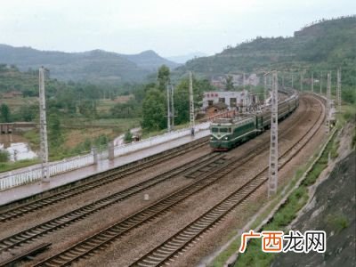 新中国修建的第1条铁路是,中国第一条铁路叫什么？