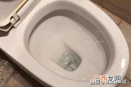 马桶堵了没有马桶塞怎么办,马桶堵了又憋不住大便怎么解决？