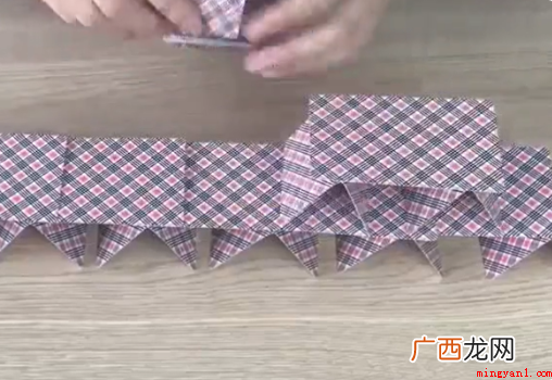 扑克牌搭高塔怎么搭得高