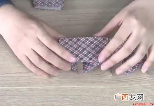 扑克牌搭高塔怎么搭得高