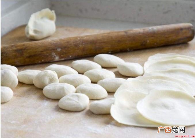 包饺子是用高筋面粉还是面粉? 饺子皮是用高筋面粉还是低筋面粉呢