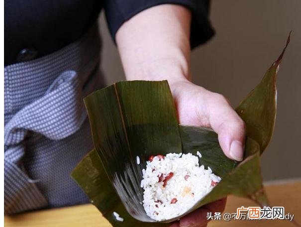 怎么包三角粽子详细步骤,教你如何包一个三角粽子？