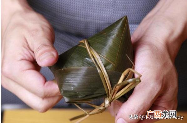 怎么包三角粽子详细步骤,教你如何包一个三角粽子？