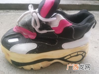 鞋底发黄怎么变白妙招,鞋子放久了,发现鞋跟很黄,怎么弄才会重新变白?