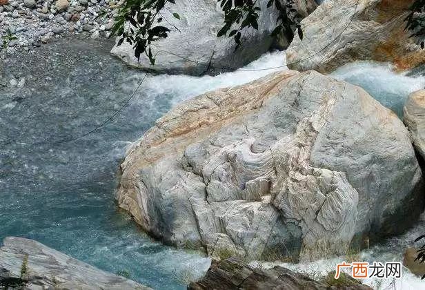 大理石的学名为大理岩是一种什么岩,大理石学名大理岩是一种什么盐？