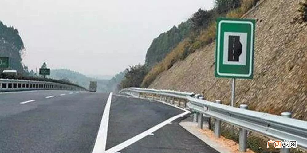 高速路匝道口三角地带可以停车吗,高速分叉路口压三角线了扣分吗？