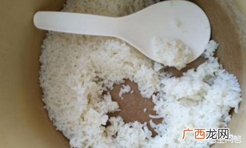电饭锅煮饭放多少水合适,电饭锅一缸米用多少水？