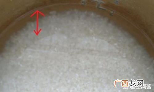 电饭锅煮饭放多少水合适,电饭锅一缸米用多少水？
