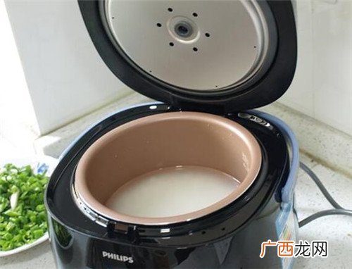 电饭锅煮饭放多少水合适,电饭锅一缸米用多少水？