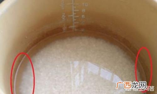 电饭锅煮饭放多少水合适,电饭锅一缸米用多少水？