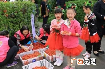 村庄老少各当家是什么意思,老少爷们泛指男性，那女性呢？