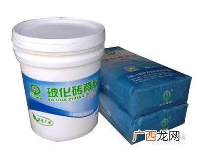 如何正确使用玻化砖背胶,上墙砖刷背胶墙面要喷水吗？