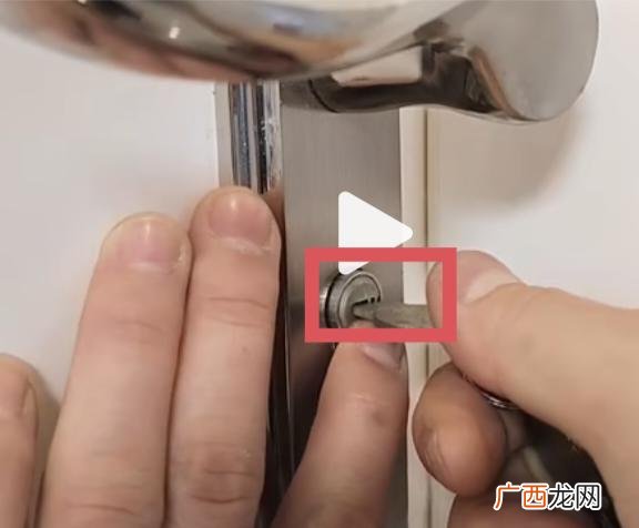 钥匙插在锁里拔不出来了怎么办,钥匙拔不出来了怎么办？