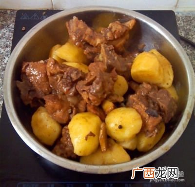 骨头炖土豆的做法,火房大锅骨头炖土豆的做法？