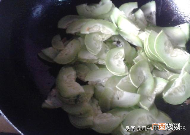 青瓜炒鸡蛋怎么炒,黄瓜配什么炒好吃又好看？