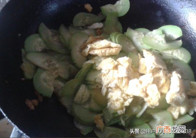 青瓜炒鸡蛋怎么炒,黄瓜配什么炒好吃又好看？