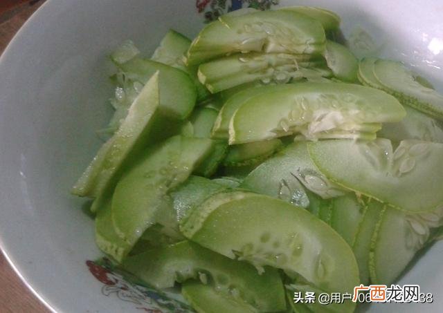 青瓜炒鸡蛋怎么炒,黄瓜配什么炒好吃又好看？