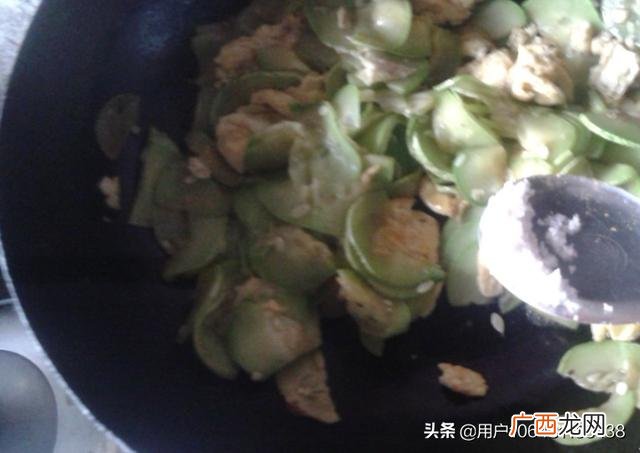 青瓜炒鸡蛋怎么炒,黄瓜配什么炒好吃又好看？