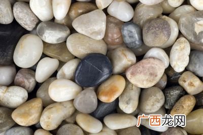 鹅卵石是什么岩石,鹅卵石上的纹理是怎么回事？